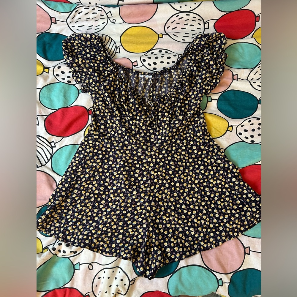 Short sleeve flower romper size large
